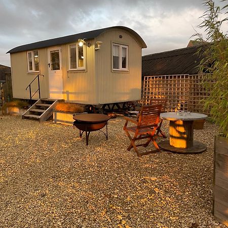 The Shepherd'S Hut Mixbury Екстериор снимка