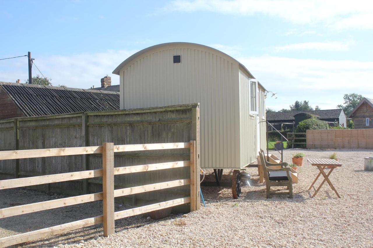 The Shepherd'S Hut Mixbury Екстериор снимка