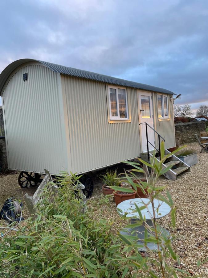 The Shepherd'S Hut Mixbury Екстериор снимка