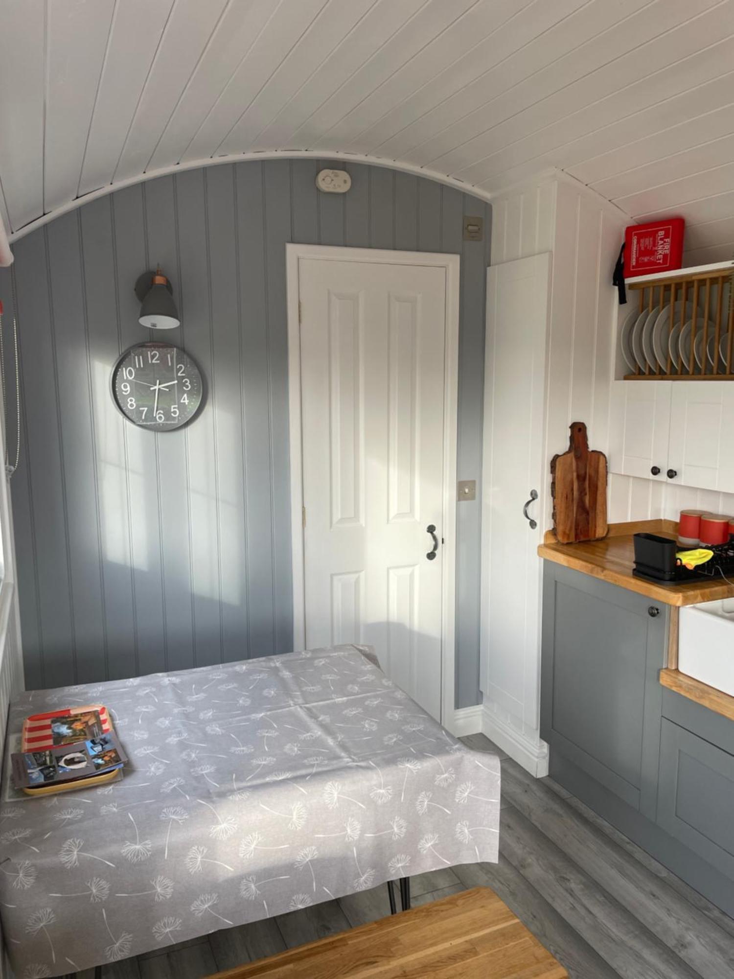 The Shepherd'S Hut Mixbury Екстериор снимка