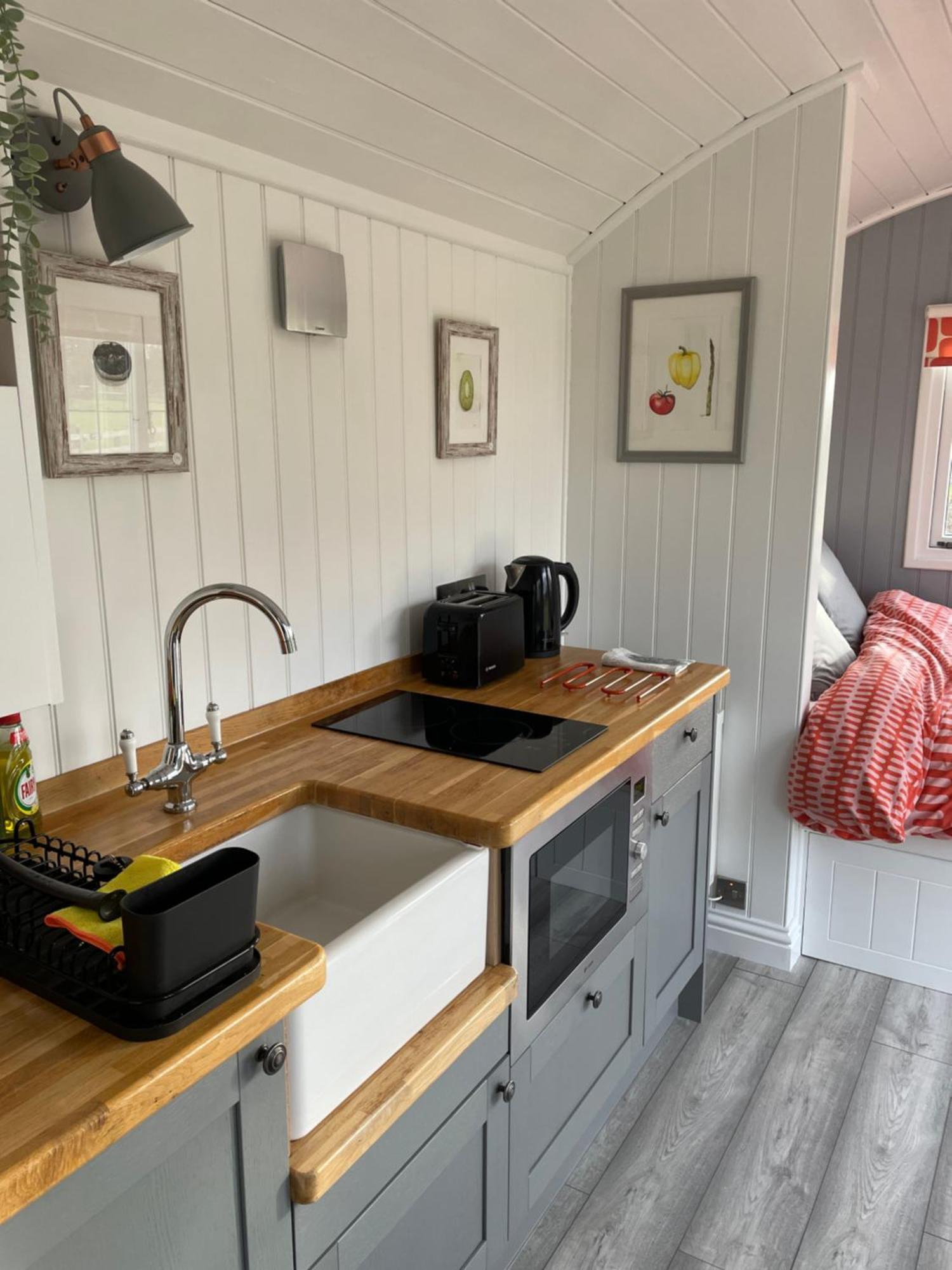 The Shepherd'S Hut Mixbury Екстериор снимка