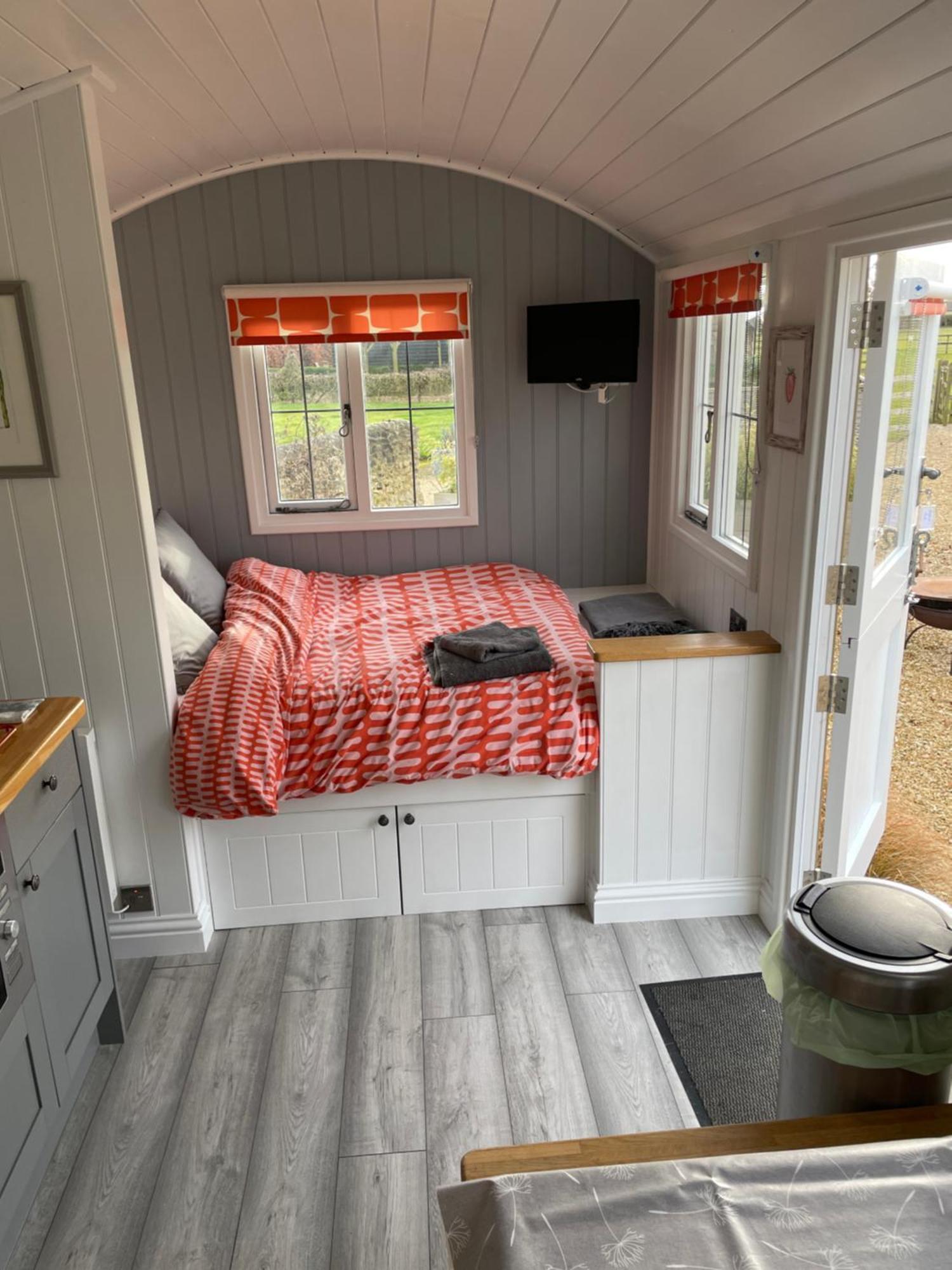 The Shepherd'S Hut Mixbury Екстериор снимка