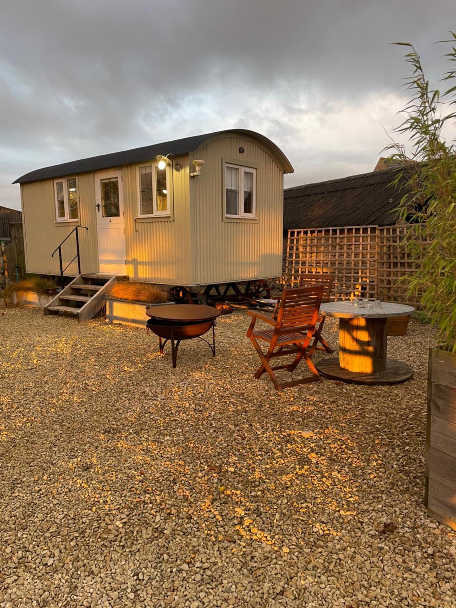 The Shepherd'S Hut Mixbury Екстериор снимка